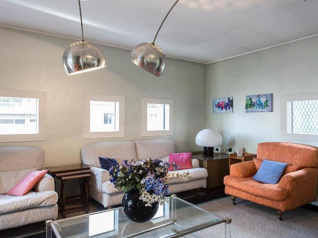 Roomy Apartment Duomo & San Babila Milan Bagian luar foto