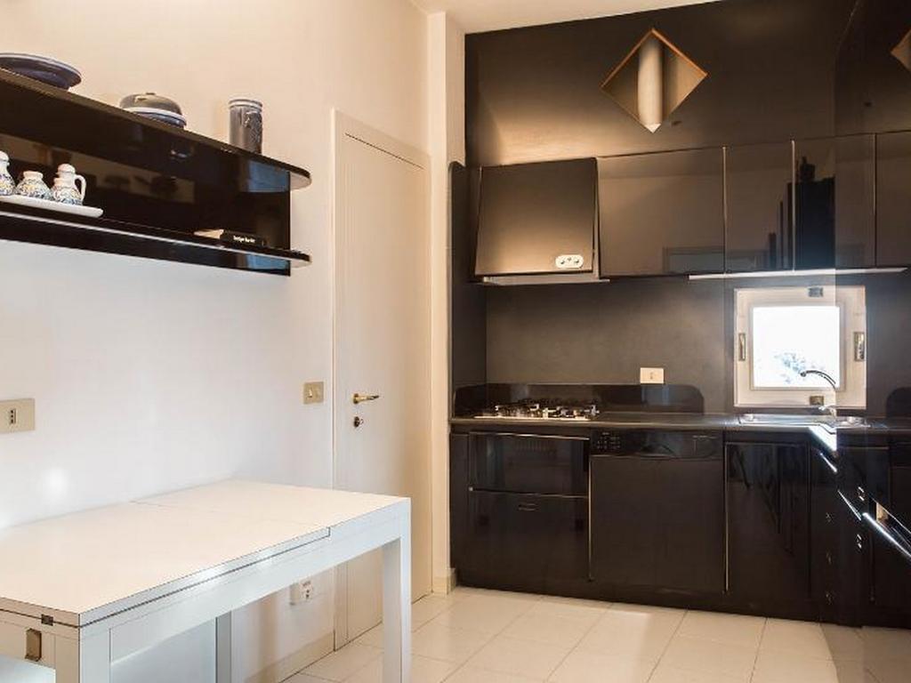 Roomy Apartment Duomo & San Babila Milan Bagian luar foto