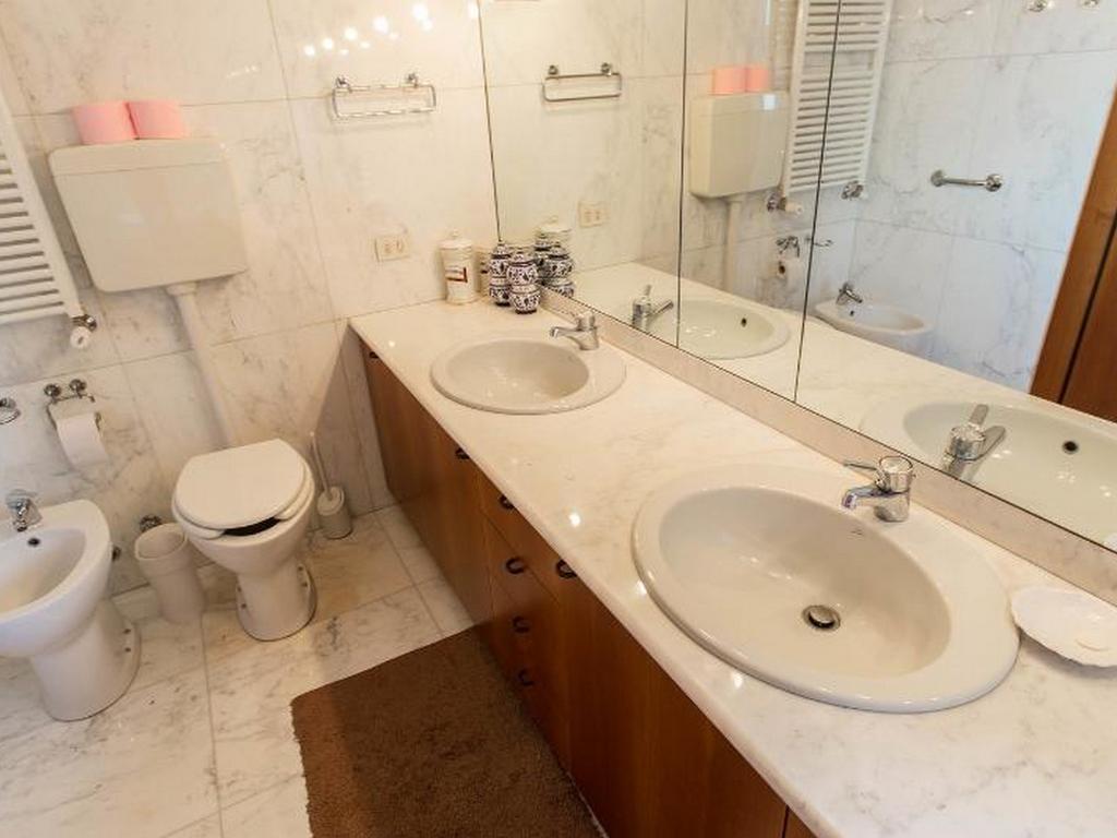 Roomy Apartment Duomo & San Babila Milan Bagian luar foto