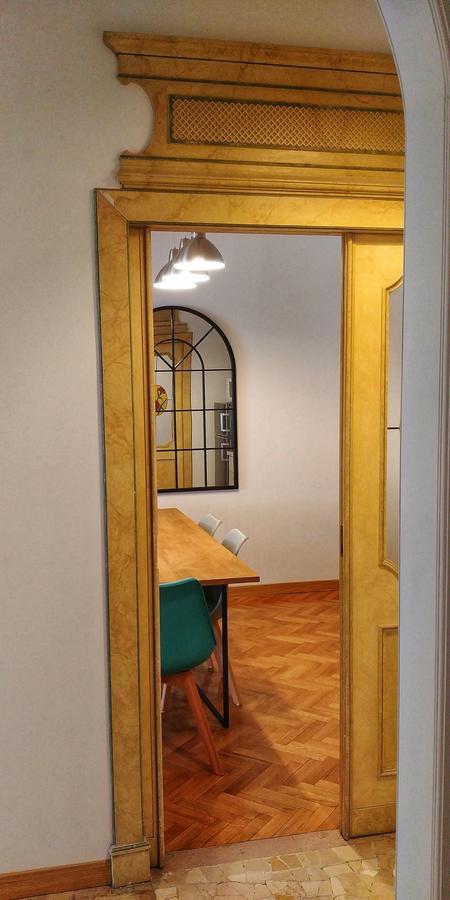 Roomy Apartment Duomo & San Babila Milan Bagian luar foto