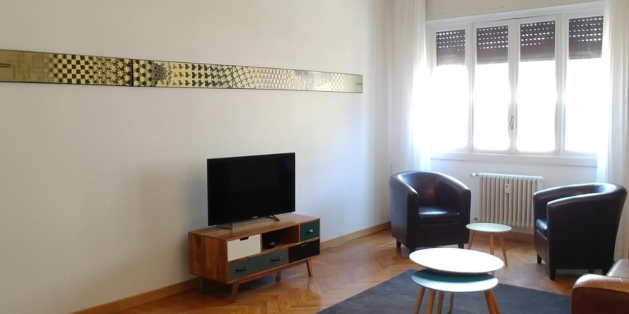 Roomy Apartment Duomo & San Babila Milan Bagian luar foto