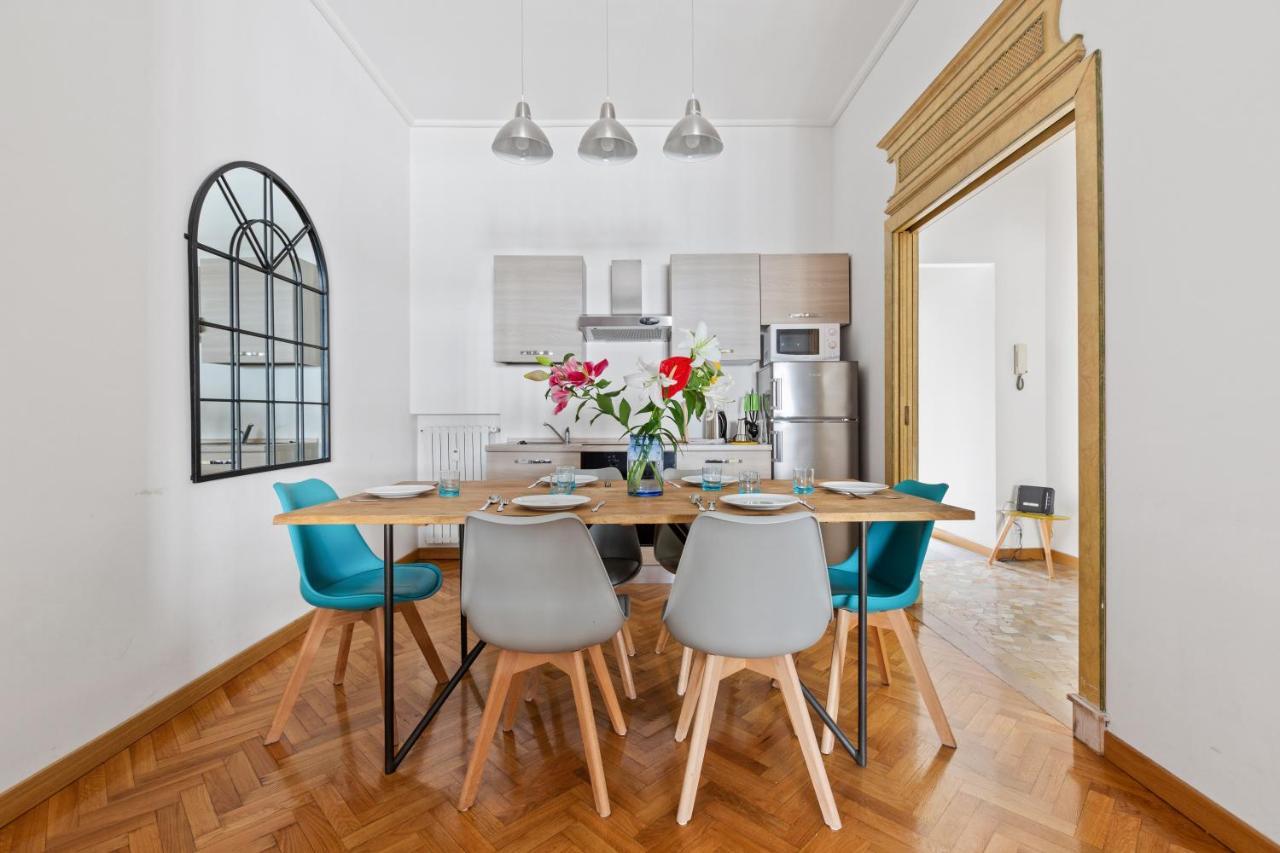 Roomy Apartment Duomo & San Babila Milan Bagian luar foto